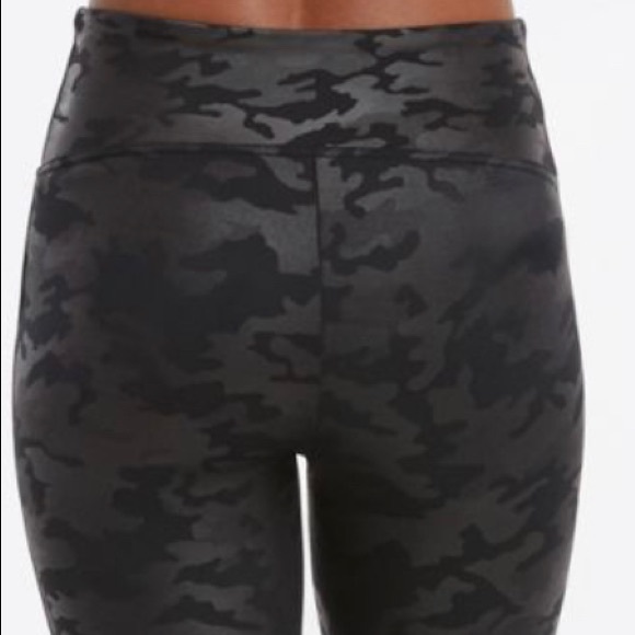 NWT SPANX LEGGINGS MATTE BLACK CAMO - Picture 3 of 8